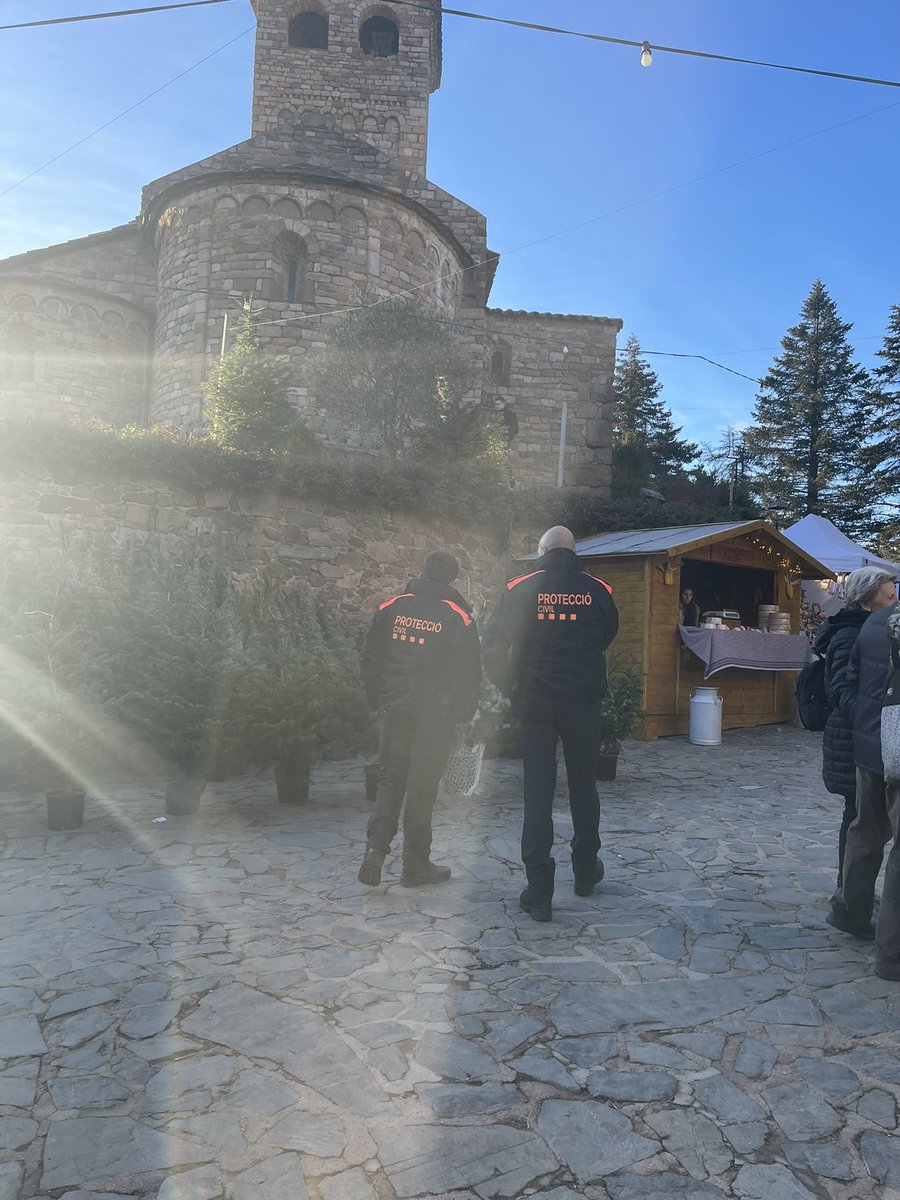 AVPC_LPH's tweet image. Durant aquests dies ens trobareu amb els companys de @pcivilarbucies realitzant el dispositiu de mobilitat de la tradicional fira de l’avet d’Espinelves. #mercatnadal #osona #protecciócivil