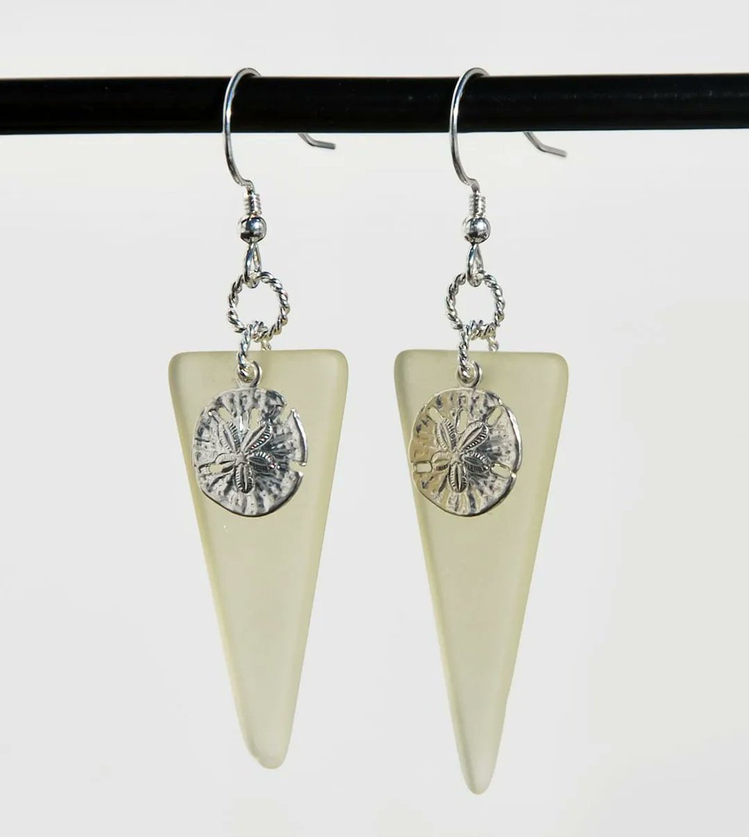 KarmaKittyJewel's tweet photo. #Sanddollar #Recycled #seaglass #beach #etsyhandmade #etsymntt #etsysocial #alexpals #beachjewelry https://t.co/6sxlUd5tW5 #beachjewelry #recycledglass #upcycled #bohochic #EtsySeller #etsystore #etsygifts #handmadejewelry https://t.co/plGLEMNMep