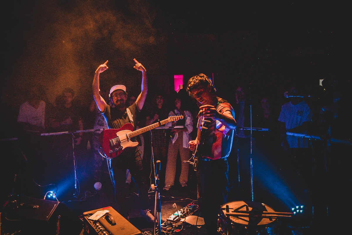 ¡Esto somos! 🌒

No caben los agradecimientos en nuestro cuerpo. Nos han dado una de las noches más bonitas en todos estos años que llevamos haciendo música juntos; ustedes han hecho a Wohl posible. ¡Hechos polvo, siempre hacia adelante! ❤️✨🌙

3 de diciembre x siempre