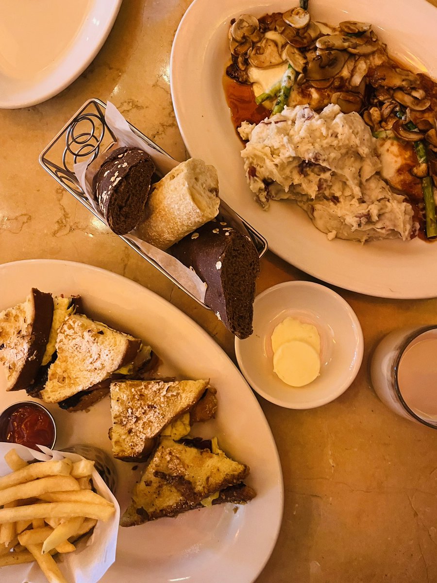 harneetsplate's tweet photo. @Cheesecake really knows what their doing with amazing dishes like these! Go check them out at Yorkdale Mall if you live in Canada or even American locations! #cheesecake #twitterfiles #eatingout https://t.co/r6JY7xNU1h