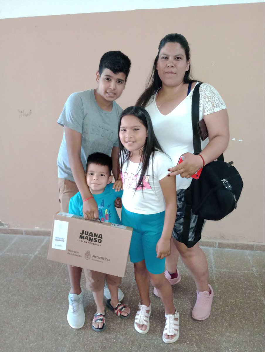 DTE_region01's tweet photo. Entrega de netbooks del Plan Conectar Igualdad en el distrito de la Plata: EES N°81, EEST N° 5, EEST N° 3 y EES N° 41. @AlbertoSileoni @ClaudiaBracchi1 @salbarracin @DTE_BA https://t.co/oOfzKMIZQa