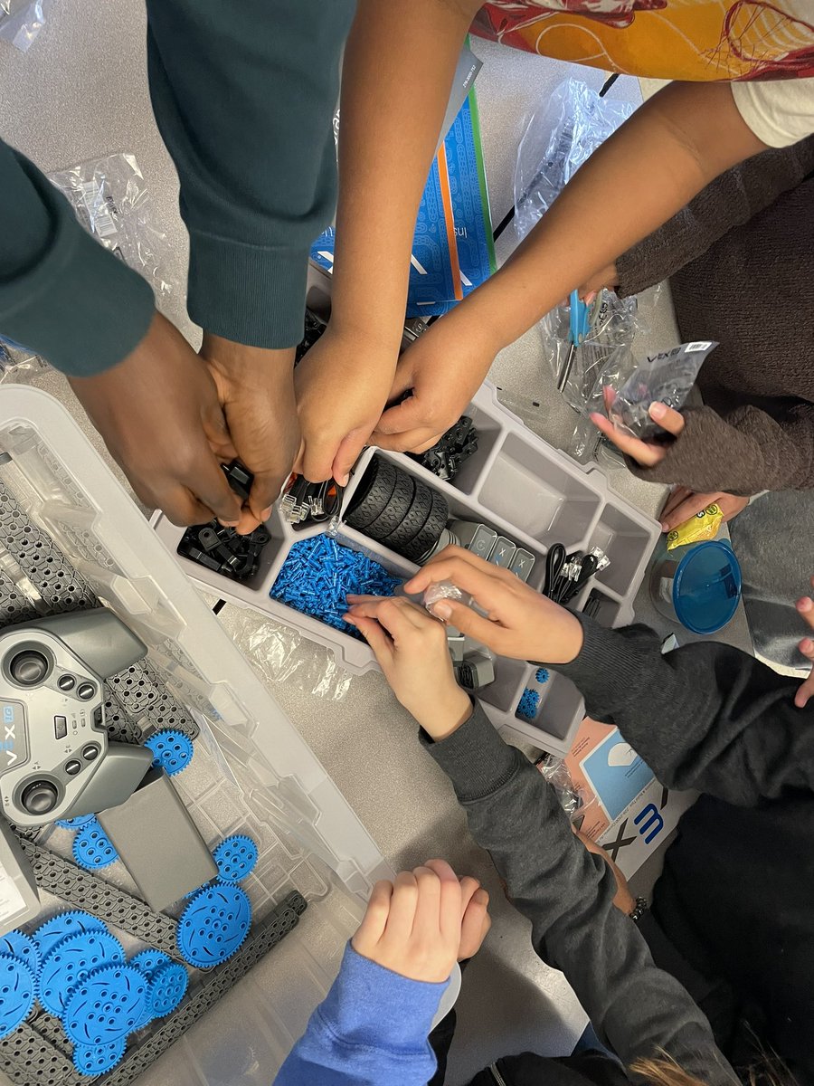 mrssrau's tweet photo. @TapleytownHWDSB Robotics Teams organizing our Vex Kits! @anja_kitchen https://t.co/YWac1B5qk5