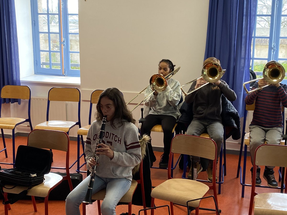 ClgFerry's tweet photo. Le lundi c’est Orchestre au #collegejulesferry #rennes# #100eac https://t.co/29SxMUUL8O
