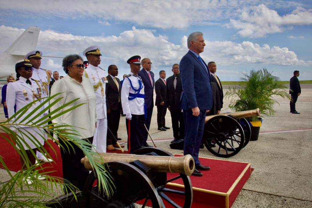 LedyMariCCN's tweet photo. El Presidente de #Cuba🇨🇺, @DiazCanelB, ya está de visita oficial en #Barbados🇧🇧 como parte de la gira que realiza por el #CaribeUnido.

📸: Estudios Revolución. https://t.co/ueE1Ird4VU