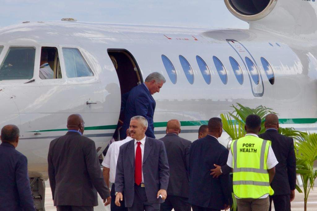 LedyMariCCN's tweet photo. El Presidente de #Cuba🇨🇺, @DiazCanelB, ya está de visita oficial en #Barbados🇧🇧 como parte de la gira que realiza por el #CaribeUnido.

📸: Estudios Revolución. https://t.co/ueE1Ird4VU