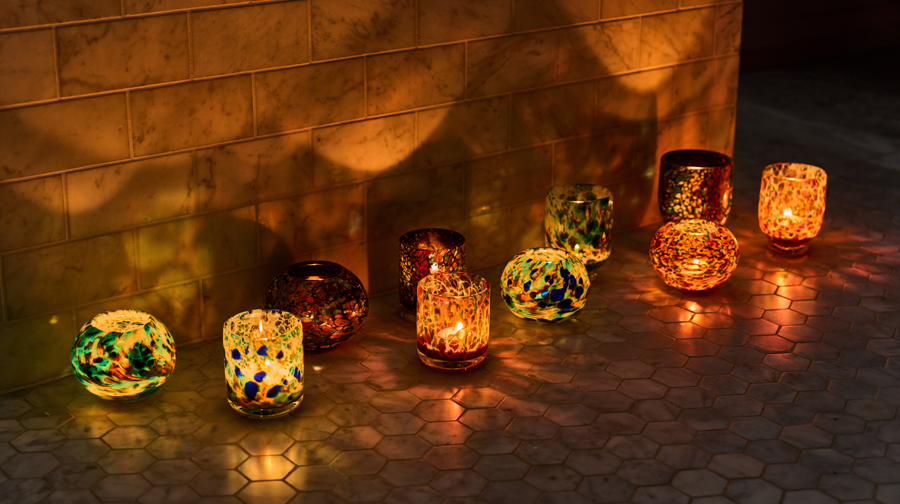 TheBiscuitMag's tweet photo. We’ve got decorations to make the house feel Christmassy on The Biscuit’s fifth day of Christmas. Linky’s Glitter sells wax melts and burners and @LDNglassblowing launched a range of heirloom baubles, for that special someone... 
https://t.co/0KxL4U0K1E https://t.co/uDL9vaUPLN