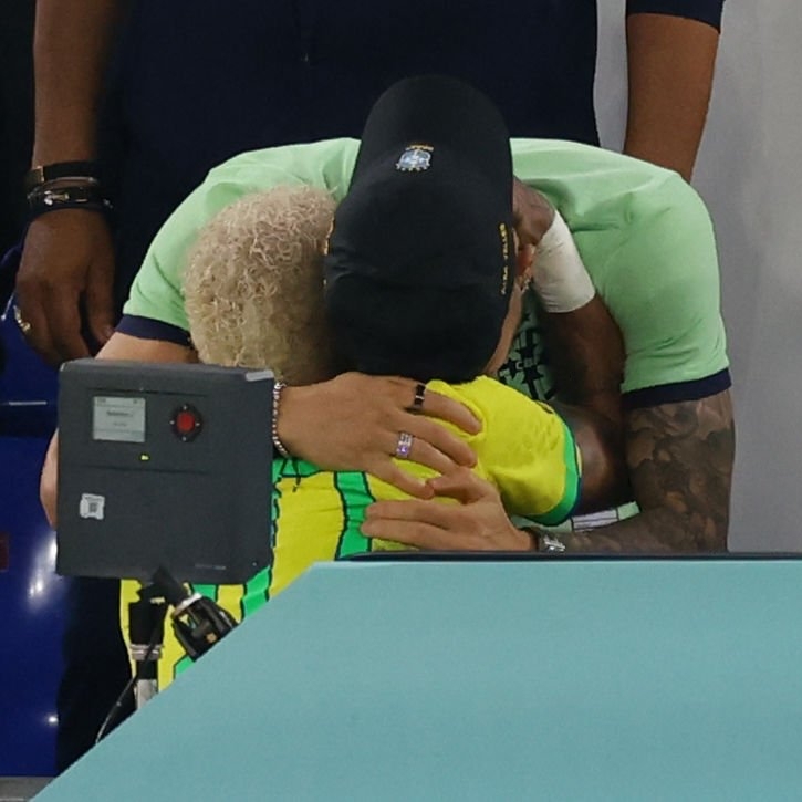 B24PT's tweet photo. Neymar marcou e foi abraçar Alex Telles, que não joga mais neste Mundial devido a lesão 💛 https://t.co/1VXEyJzhiK