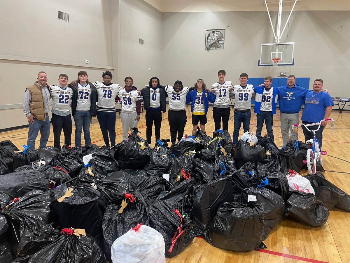 BlueDevilTV's tweet photo. Big Shoutout to our @BHSDevilFB Team for helping with Angel Tree! 

These guys helped move all the bags for Angel Tree from various places in Booneville to First Baptist Church!

@bhsdevils1 https://t.co/F59tonwtst