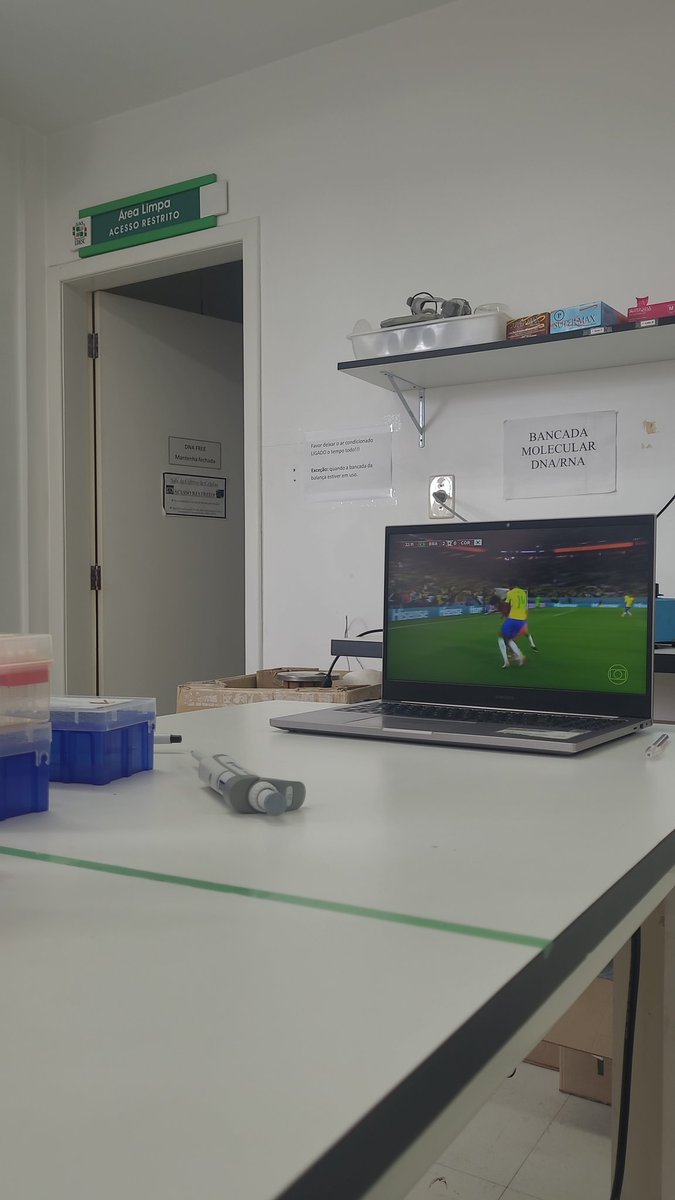 AnnaPontel's tweet photo. Running experiments today, but couldn't miss the game as a true Brazilian 🇧🇷 https://t.co/Ldxbx8wX6L