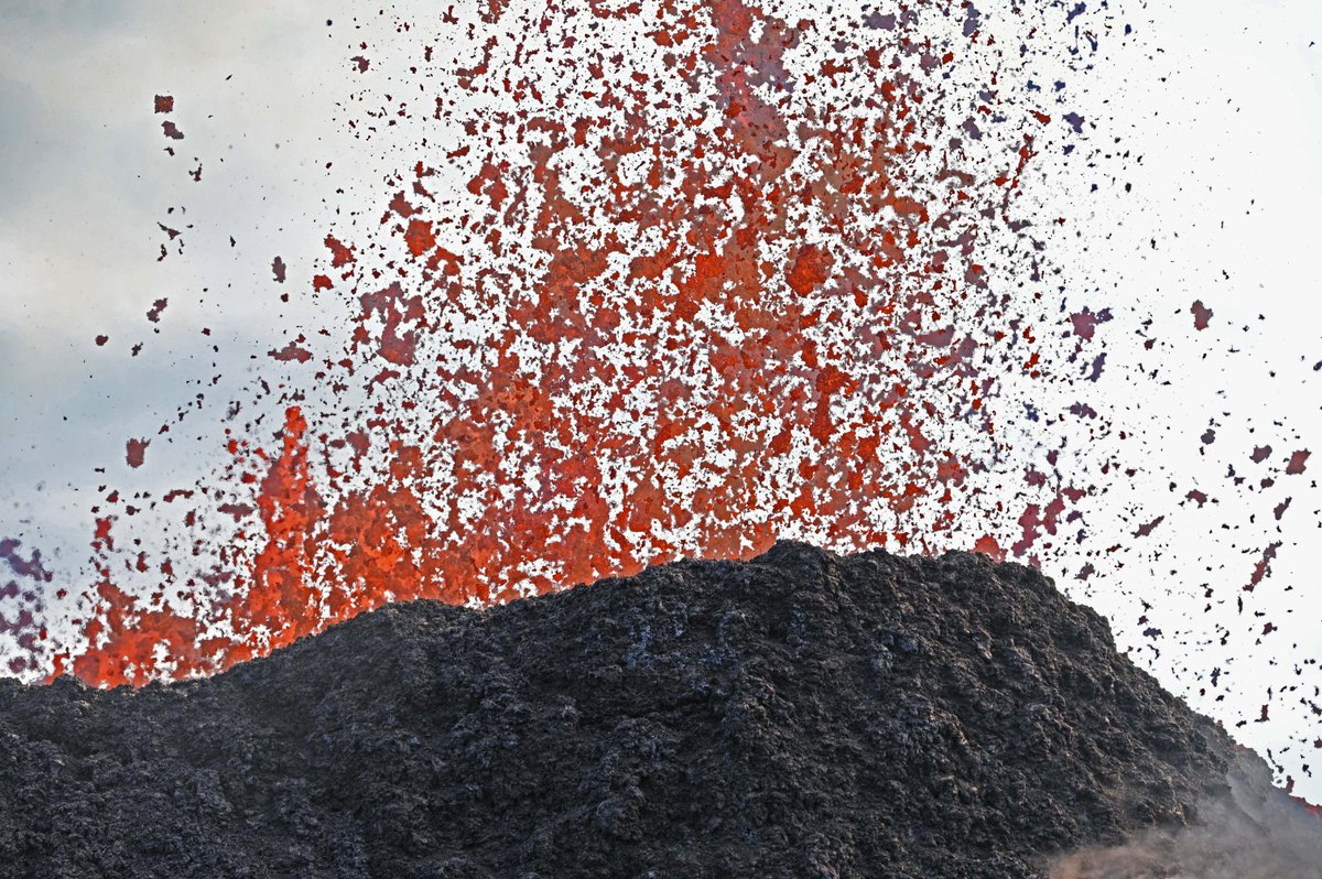 USGSVolcanoes's tweet photo. NERZ eruption of #MaunaLoa continues. https://t.co/wV6NtRjfZc
#Fissure3 feeding #lavaflow w/ leading edge about 2.16 mi from #SaddleRoad. Flow front spreads out in 3 directions as it reaches the flat ground. #MaunaLoaErupts https://t.co/yIeUVanDeD