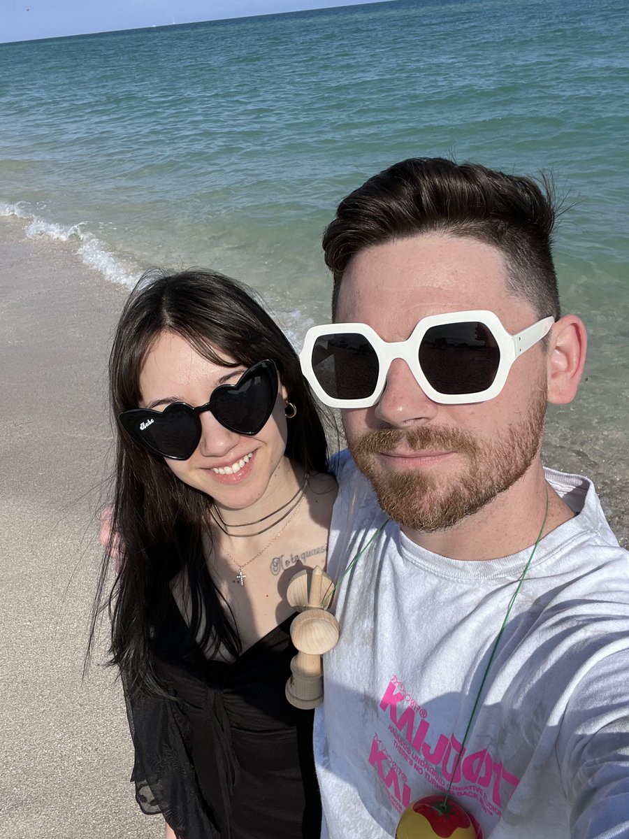 zackgray's tweet photo. Last day in Miami we finally made it to the beach ☀️🌴

@shealeeV https://t.co/V5kIvPXIny