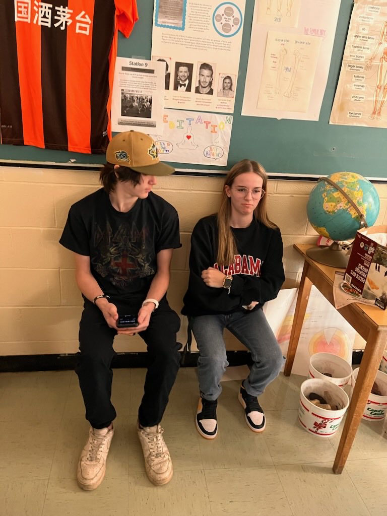 Simonds_HS's tweet photo. #HumanPhys #ScavengerHunt thanks to @MrJayNickerson ! 👏 students on sticking with it today! #Seabee 🥼🔬 https://t.co/b4xwWxg5QY