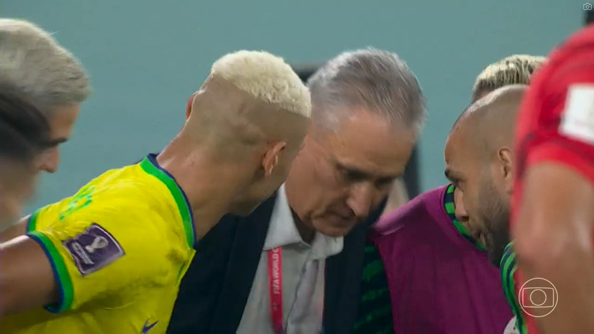 Vessoni's tweet photo. Isso me pegou. Definitivamente.

Adenor fazendo um pombo. https://t.co/0z3Spw3MUP