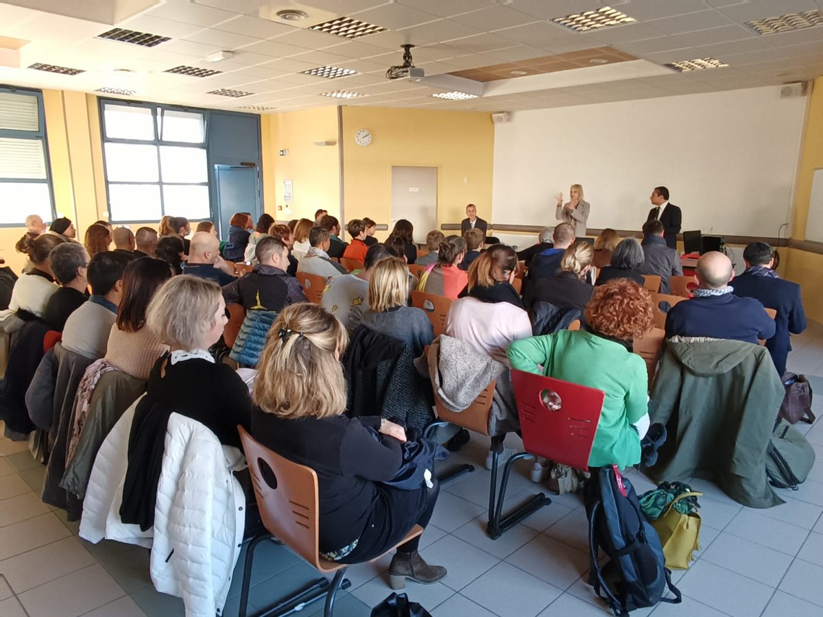 PrdeGaulleApt's tweet photo. #concertation au CLG Raspail de @Carpentras84200. De riches échanges sur le climat scolaire, les métiers du #numerique et la #lecture en présence de Mme la DASEN et de M. le DAASEN @dsden84 @AcAixMarseille @inguimbertine @JobIRL @FACE_Vaucluse @FrenchTechGP  #CNR https://t.co/02VsbEefrC