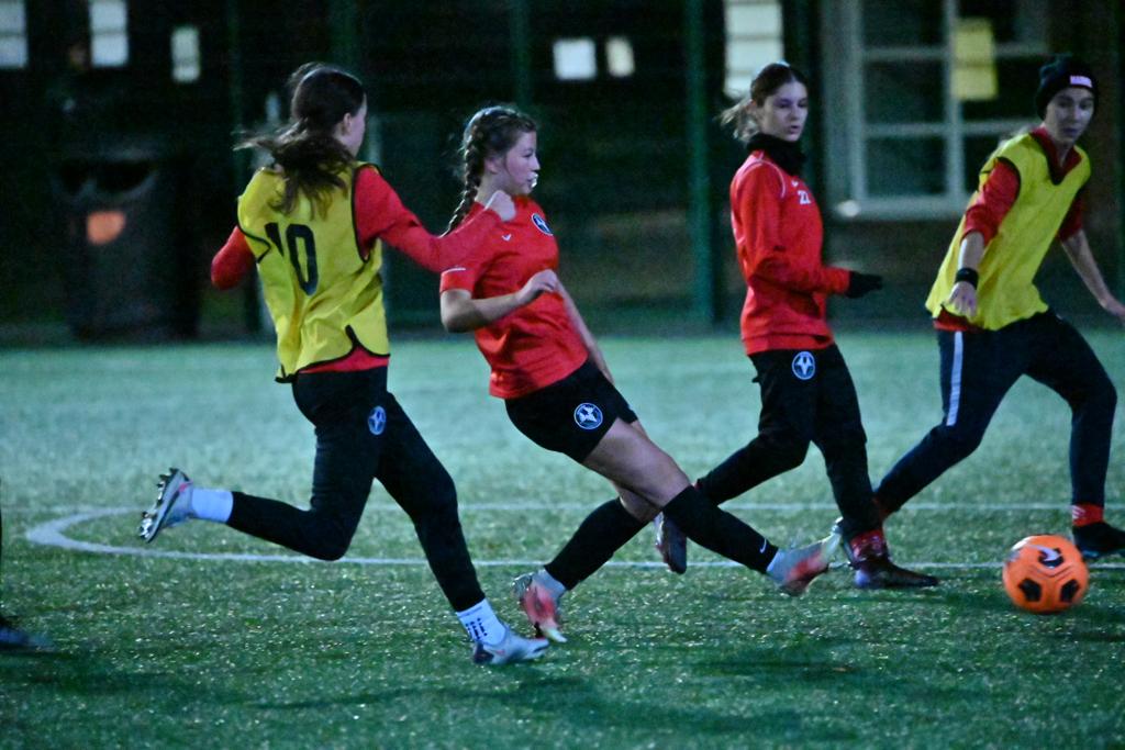 Watford_Ladies's tweet photo. Training is getting chilly 🥶 

#watfordladiesfc #watfordladiesyouth #womensfootball #ladiesfootball #mondaynighttraining #shecanplay #football https://t.co/aC16K8f5g8