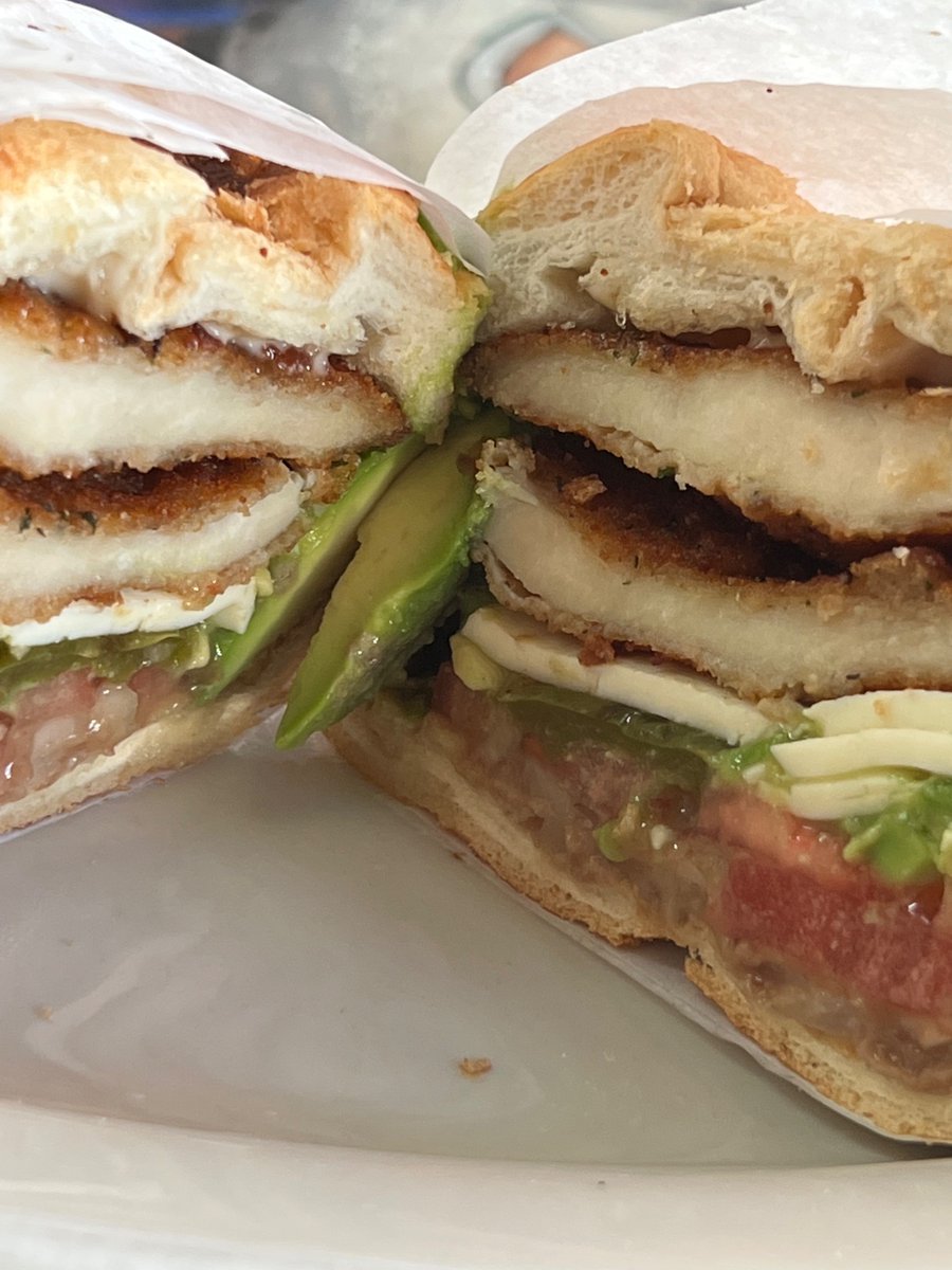 #HoloEnSandwich

Here’s a Mexican torta. Breaded chicken, white cheese, avocado, pickled jalapeño, tomato and onions.