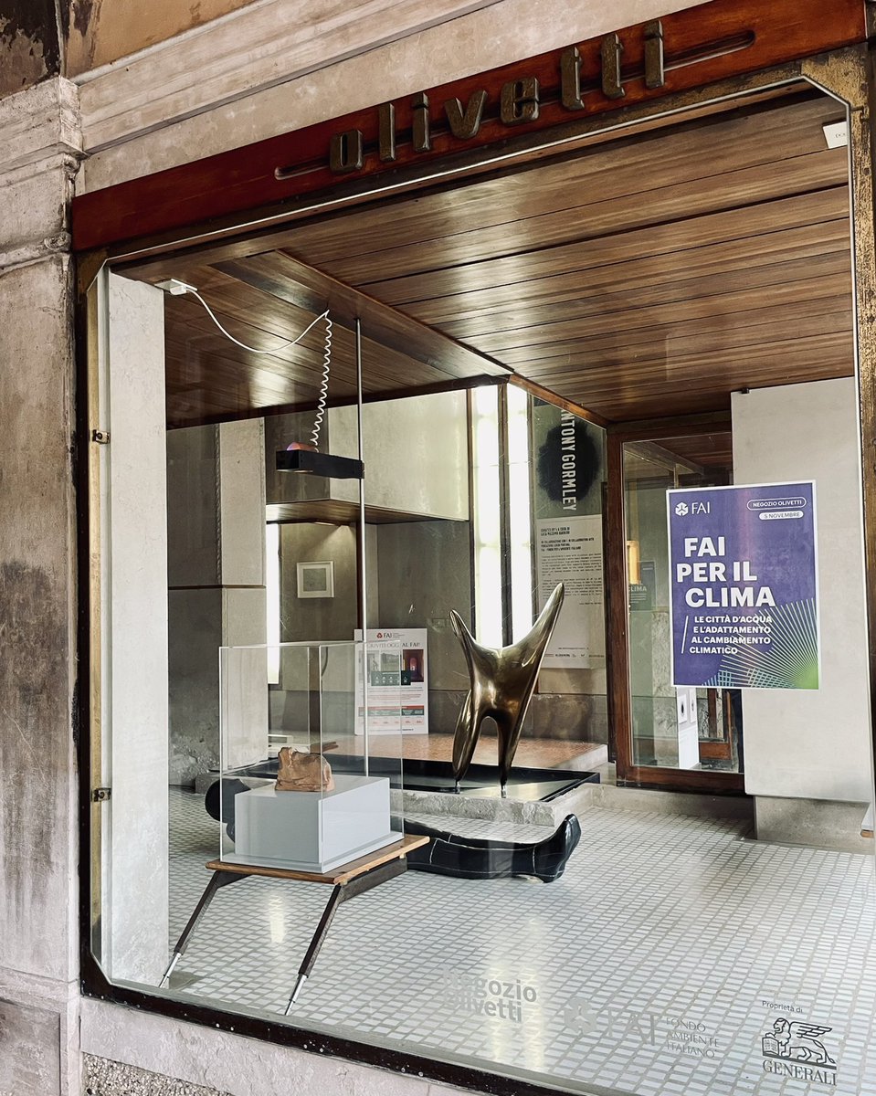 CaglaKplan's tweet photo. Showroom’un öne çıkan noktalarından biri de giriş holünde siyah mermer üzerinde yer alan Alberto Viani imzalı ‘Nudo al Sole’ heykelidir. https://t.co/mCTWLQzWQO