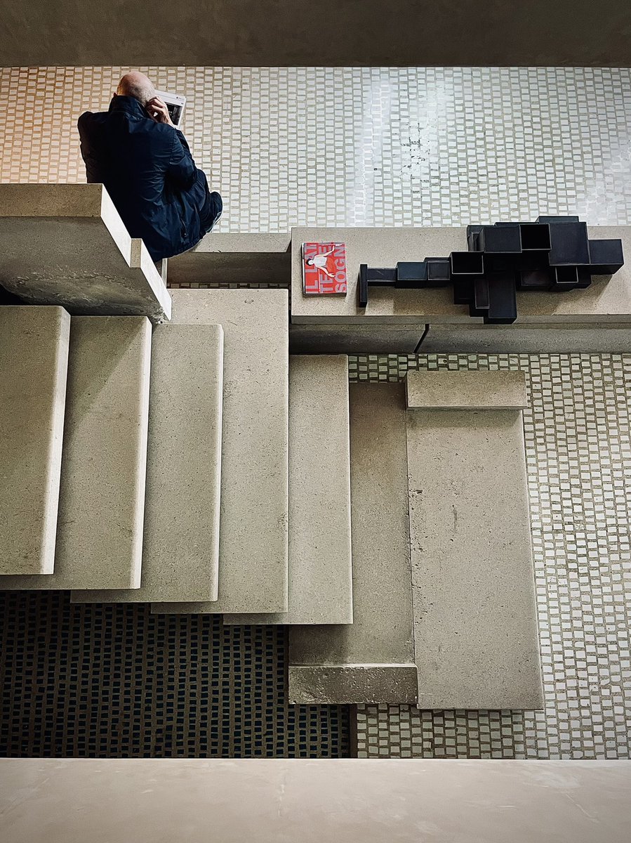CaglaKplan's tweet photo. San Marco’ya gizlenmiş bir mücevherdir Olivetti. Zanaatkâr Mimar Carlo Scarpa’nın elinden her detayın incelikle vücut bulduğu poetik bir yapıdır. İsmini 1900’lerin İtalya’sında dünyaca ünlü bir daktilo markası olan Olivetti aile şirketinden alır. https://t.co/1EVsKRuXVy
