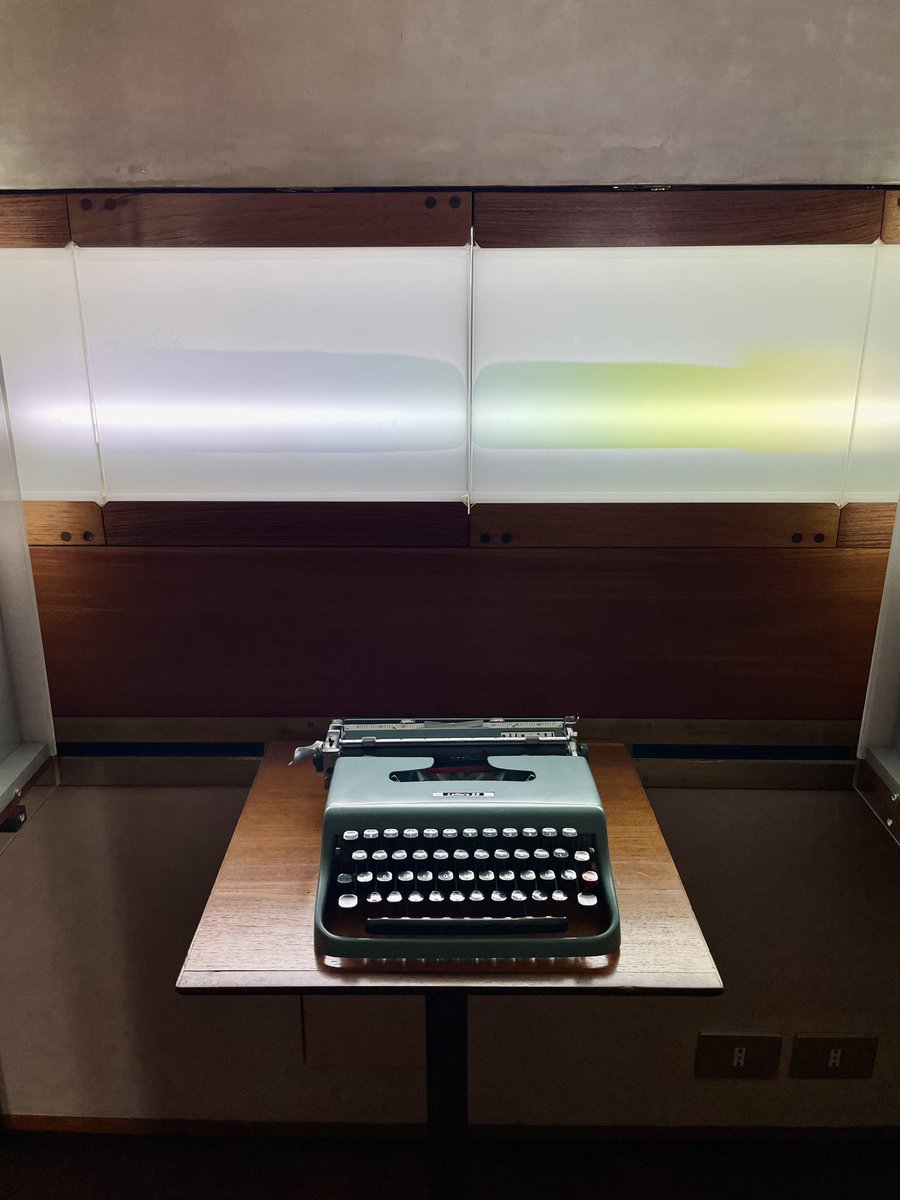 CaglaKplan's tweet photo. San Marco’ya gizlenmiş bir mücevherdir Olivetti. Zanaatkâr Mimar Carlo Scarpa’nın elinden her detayın incelikle vücut bulduğu poetik bir yapıdır. İsmini 1900’lerin İtalya’sında dünyaca ünlü bir daktilo markası olan Olivetti aile şirketinden alır. https://t.co/1EVsKRuXVy