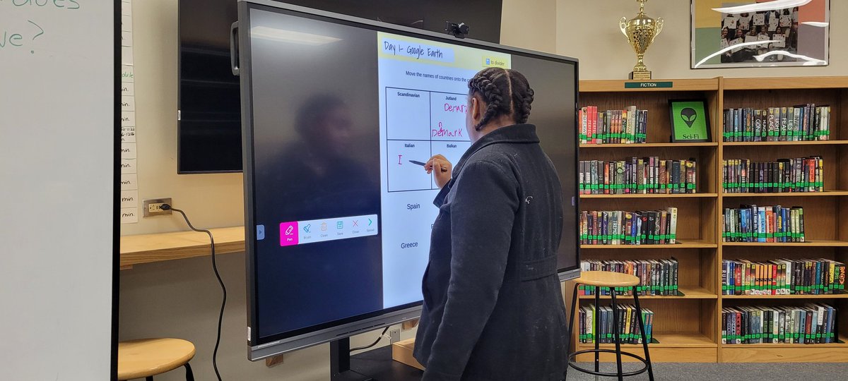 DpScally's tweet photo. 6th grade S.S. students looked at Google Earth to determine which peninsula they had and then used Britannica to locate which city belonged in the peninsula. Great time in the Berry MS library in Mesquite ISD!
@TxASL #TxASLChat #txlege #txasl https://t.co/JPvGBRv1Fb