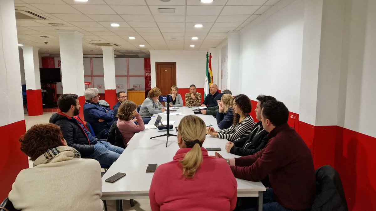 PSOERonda's tweet photo. 👉🏼 Hoy hemos tenido reunión ordinaria de la Ejecutiva Local en la que seguimos hablando de proyectos para nuestra ciudad.
📝 Estamos trabajando también recogiendo ideas y sugerencias de ciudadanos, colectivos y asociaciones.
#PacoAlcalde
#SÍAlFuturo_
#SÍAlRespeto_ https://t.co/Wkz0f0YeXW