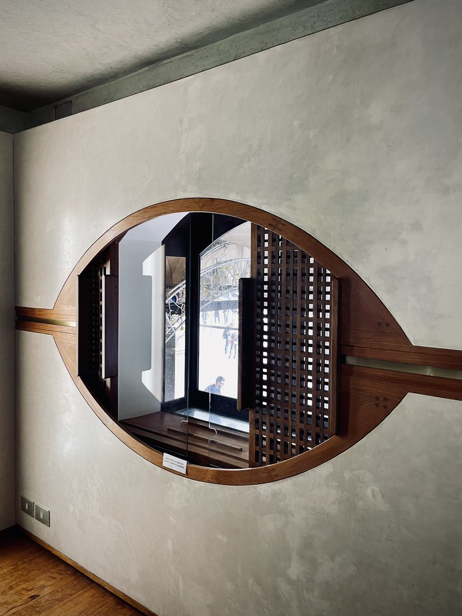 CaglaKplan's tweet photo. Mimar,1956’da Adriano Olivetti tarafından mekanı showroom olarak tasarlaması için görevlendirilir. Tasarıma verdiği önem nedeniyle güçlü bir üne sahip olan şirket,bu doğrultuda nadide bir isim tercih etmiş ki günümüze zamansız detaylarıyla ders niteliğinde bir yapı taşınmış. https://t.co/gpWTUB1jQ7