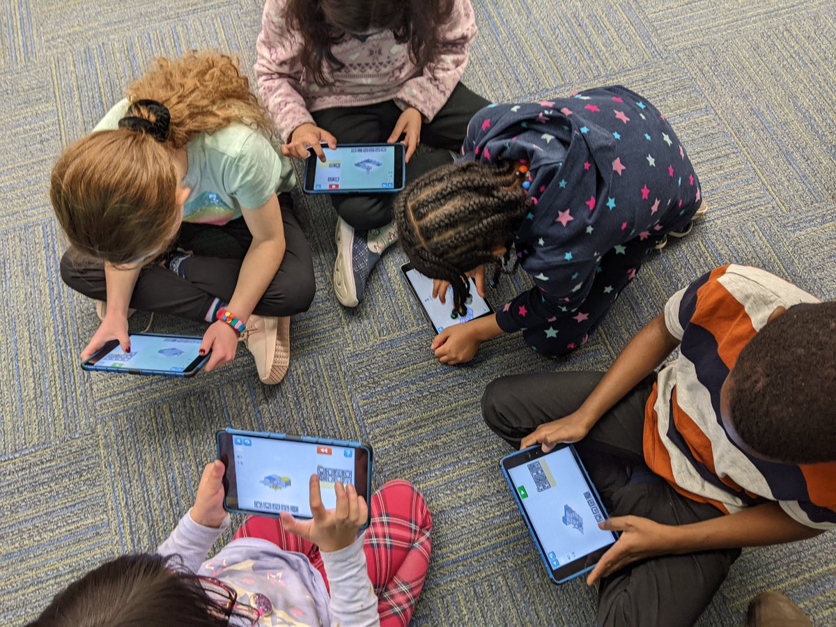 MrSaccucci's tweet photo. Happy #HourOfCode #CSEdWeek,  everyone! #EML #makecode #Meowbit #Microbit #Lightbot https://t.co/ep7h22pcqv