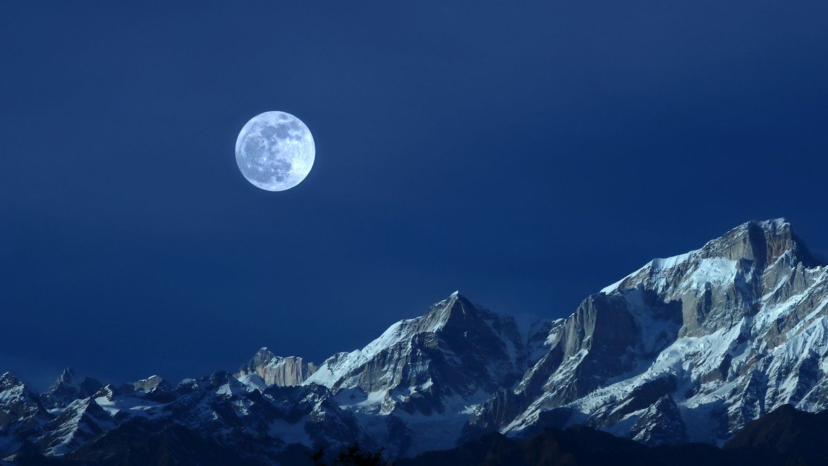 UWMPlanetarium's tweet photo. Look for December's #FullMoon, the #ColdMoon on tomorrow night (Wednesday 12/7)! To
see the full Moon at its peak, look for it at 10:09 PM. #DecemberFullMoon #FullColdMoon https://t.co/ltnjOI1FLe