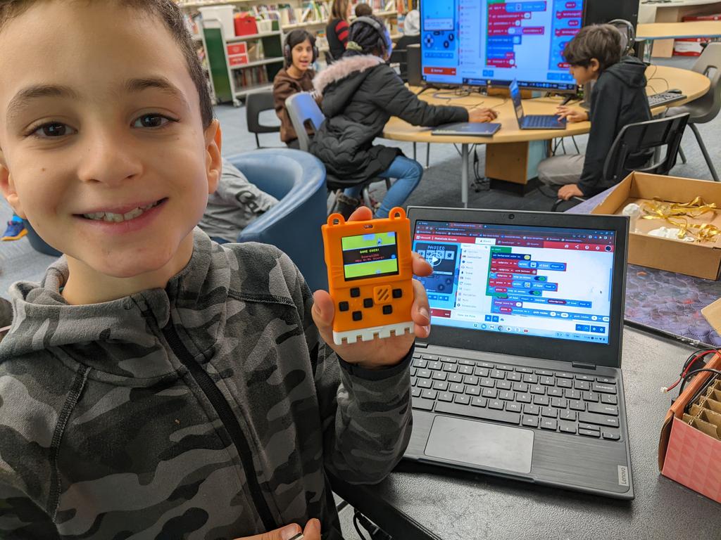 Happy #HourOfCode #CSEdWeek,  everyone! #EML #makecode #Meowbit #Microbit #Lightbot