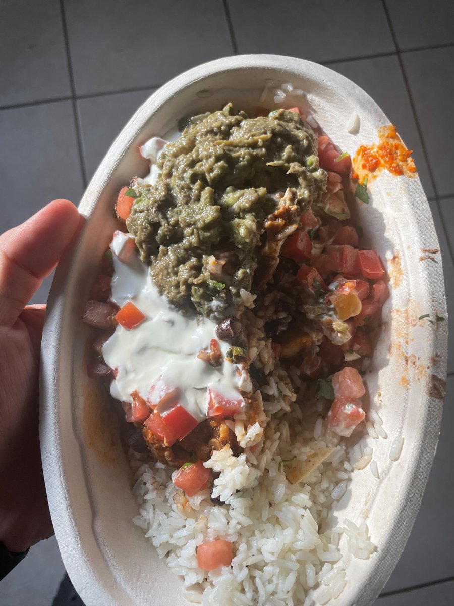 mmondo22's tweet photo. The guac you order vs the guac you get @ChipotleTweets https://t.co/MT27kLrE6S