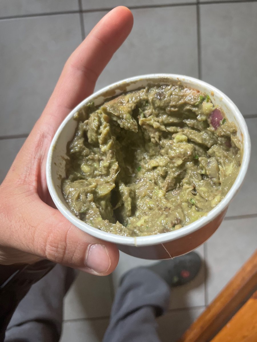 mmondo22's tweet photo. The guac you order vs the guac you get @ChipotleTweets https://t.co/MT27kLrE6S