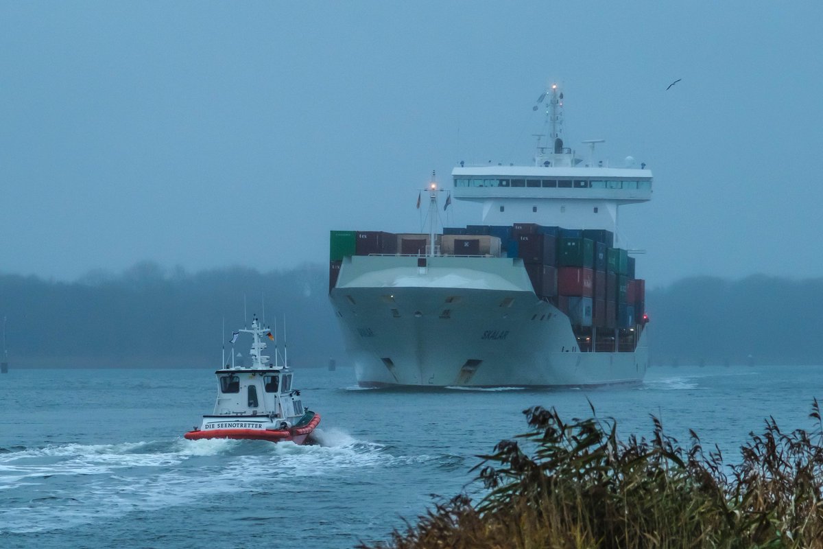 MHein2020's tweet photo. #Seenotretter-Trainingsboot #MERVI, im neuen Farbenkleid, auf dem Rückweg von #Bremen, nach Beendigung seiner Werftzeit, zum #DGzRS-Trainingszentrum #Neustadt i.H. , hier im #NordOstseeKanal Höhe #SchachtAudorf am #Fähranleger-Nobiskrug
🤝#TeamSeenotretter https://t.co/g08D1avko6