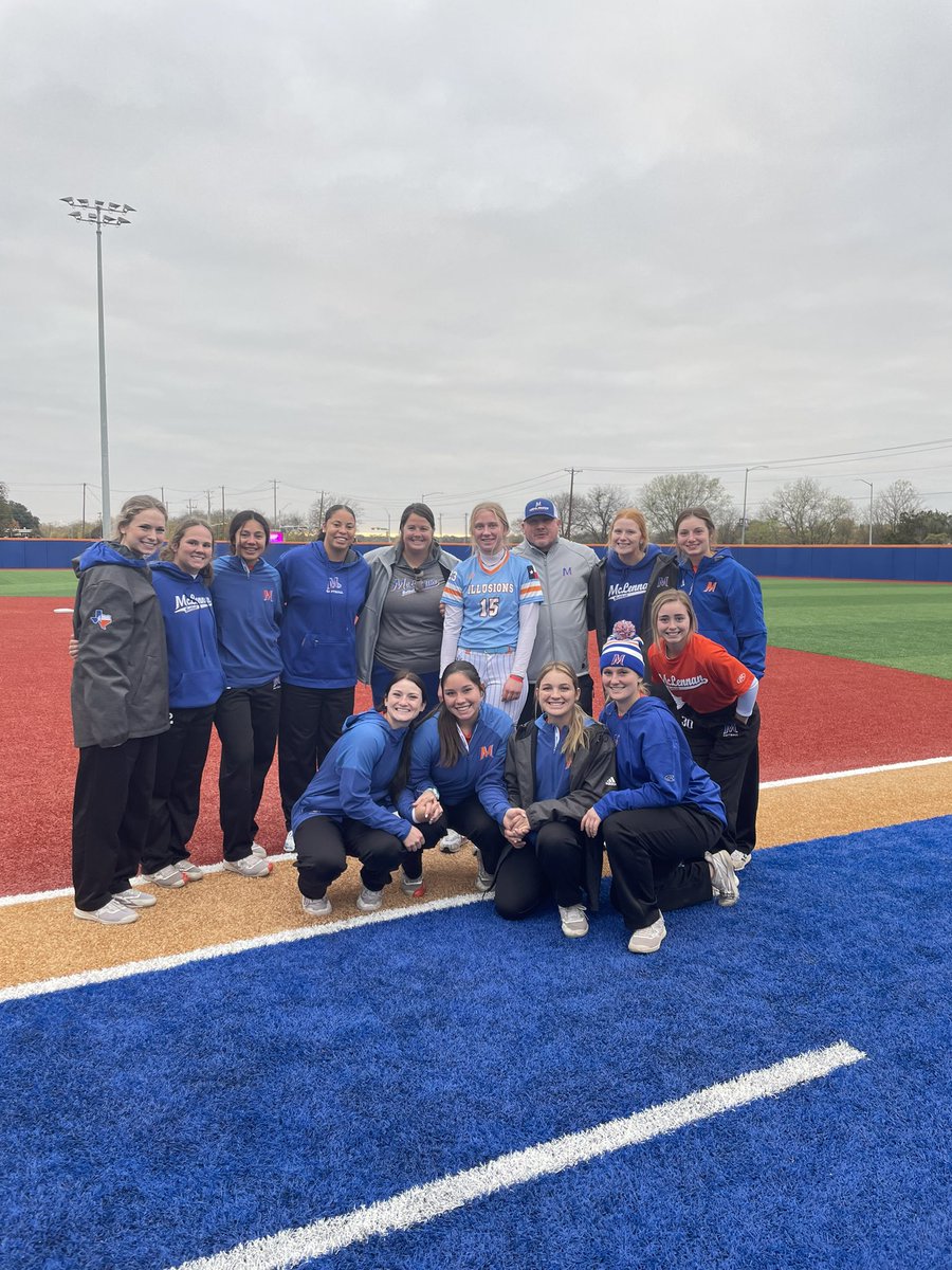 Taylor05_'s tweet photo. Thank you so much @McLennan_SB for the amazing camp! I learned so much, and loved meeting everyone. @CoachBerry33 @CoachJ_22 @rheint3 #highlanders https://t.co/pjp3v8GuUp