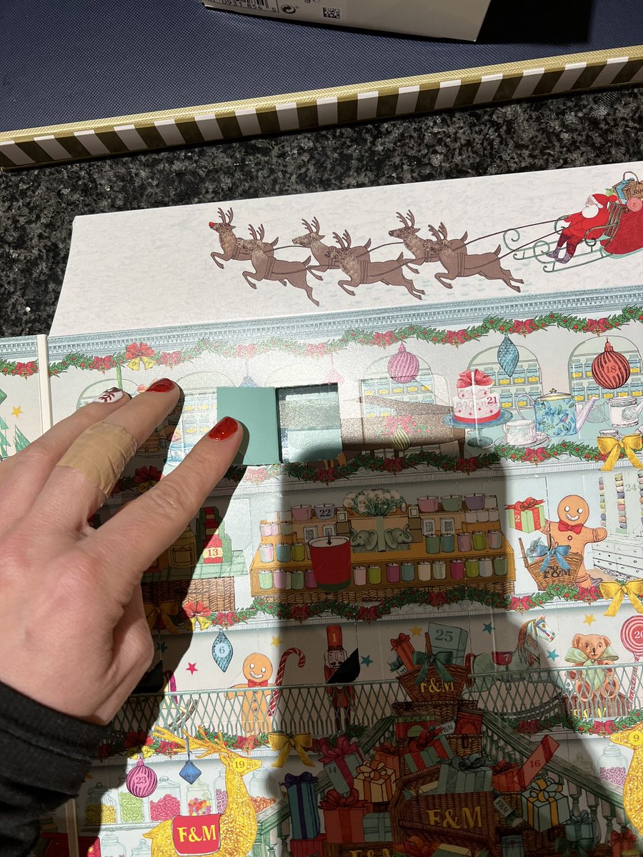 JetsetSusan's tweet photo. @Fortnums I hate to bother you but there’s no chocolate in night 5 😭 https://t.co/4ViCpCUq05