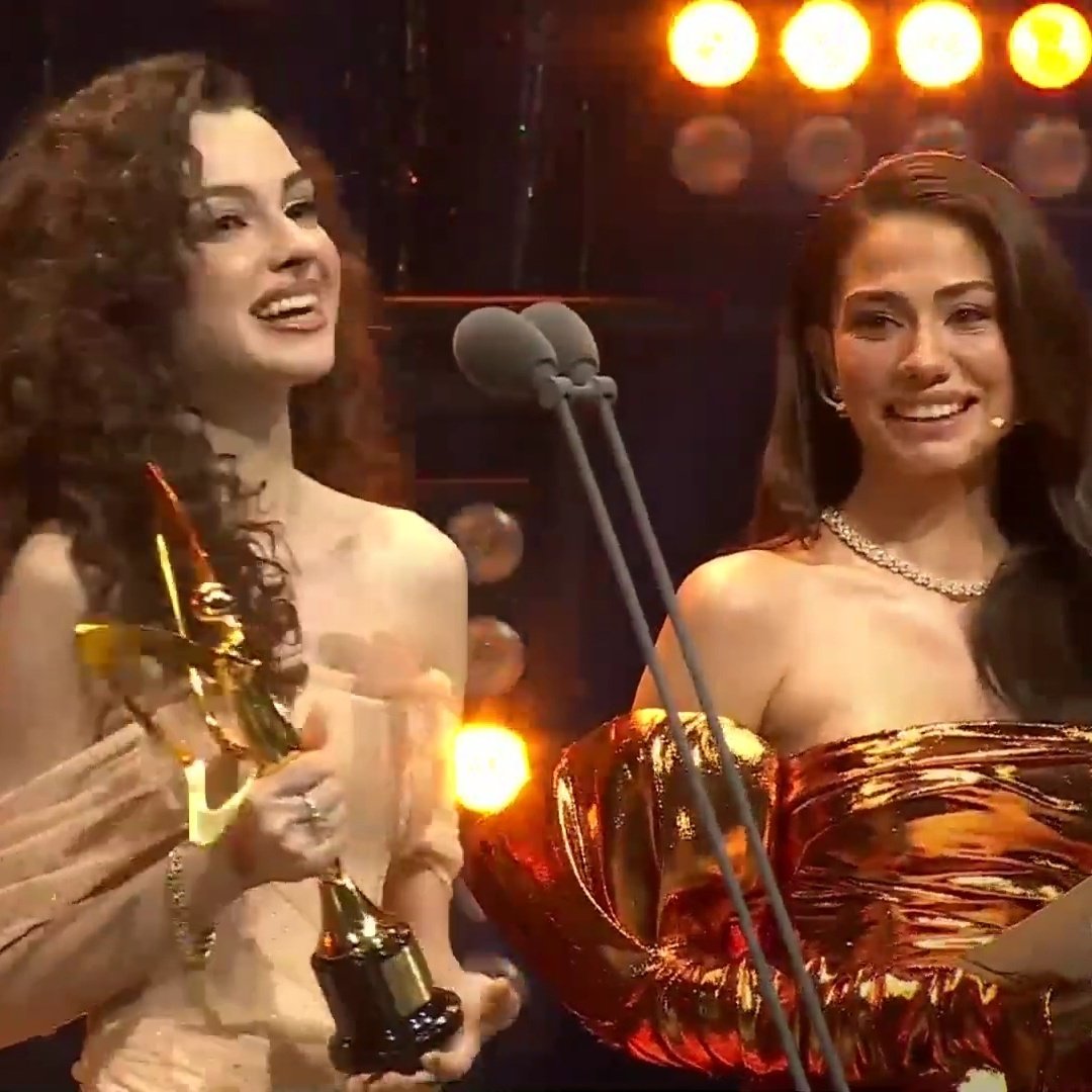 Arkadaşlar sizce de ikinci karede bi eksik yok mu? Ekin'in de üç kuruş dizisiyle ödül aldığını düşünsenize 🥹