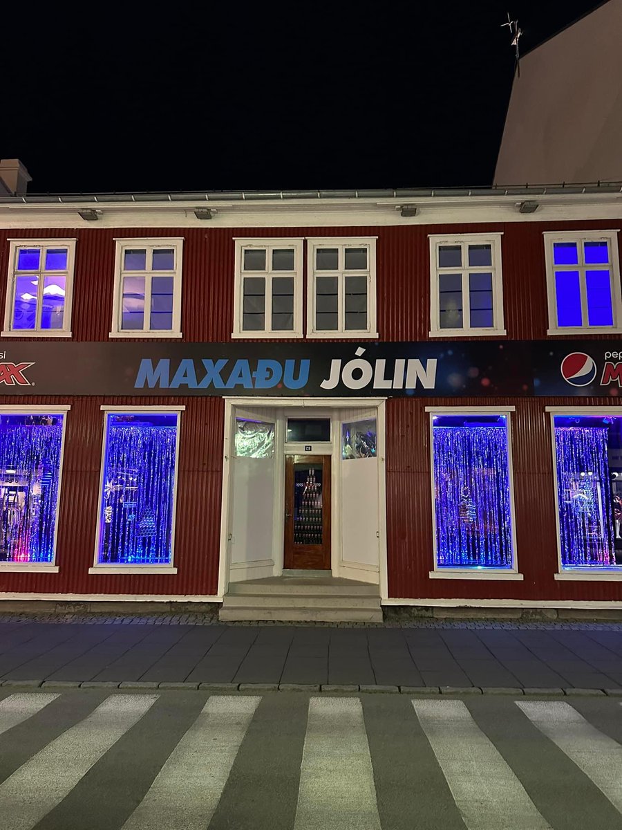 yndisleg jólahefð í minni fjölskyldu að fara með ömmu í jóla max húsið og snorta kókaín