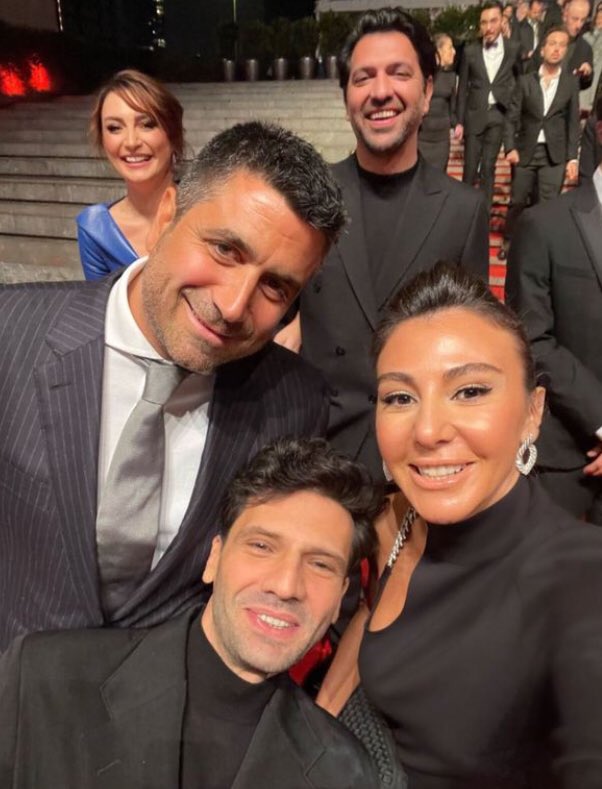 Linda foto de anoche en el evento de Pantene ❤
#PanteneAltınKelebek

Congratulations once again my king <a href="/kaanurgancioglu/">Kaan Urgancıoğlu</a> you are a spectacular actor and you deserve many awards! 👏
Good luck and may success always surround you! 🧿
Seni çok seviyorum 👑💘

#KaanUrgancıoğlu #Yargı