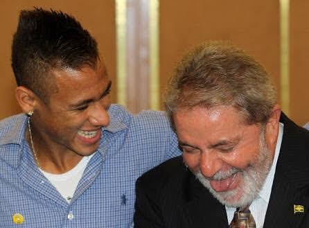 SonsaAbrao's tweet photo. "Aí eu falei, bolsonaro perdoa minha divida que dedico gol pra tu na copa kkkkkk". #Qatar2022 #Brasil https://t.co/QMMxO6qfDz
