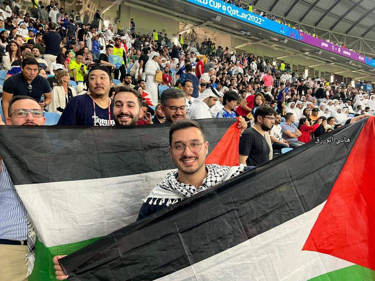 FreePal237's tweet photo. Football fans raise #Palestinian flags during today's #Japan vs. #Croatia match at #FIFAWorldCup2022 in #Qatar 🇵🇸
#RaisePalestineFlag https://t.co/oBDj1l9yNX