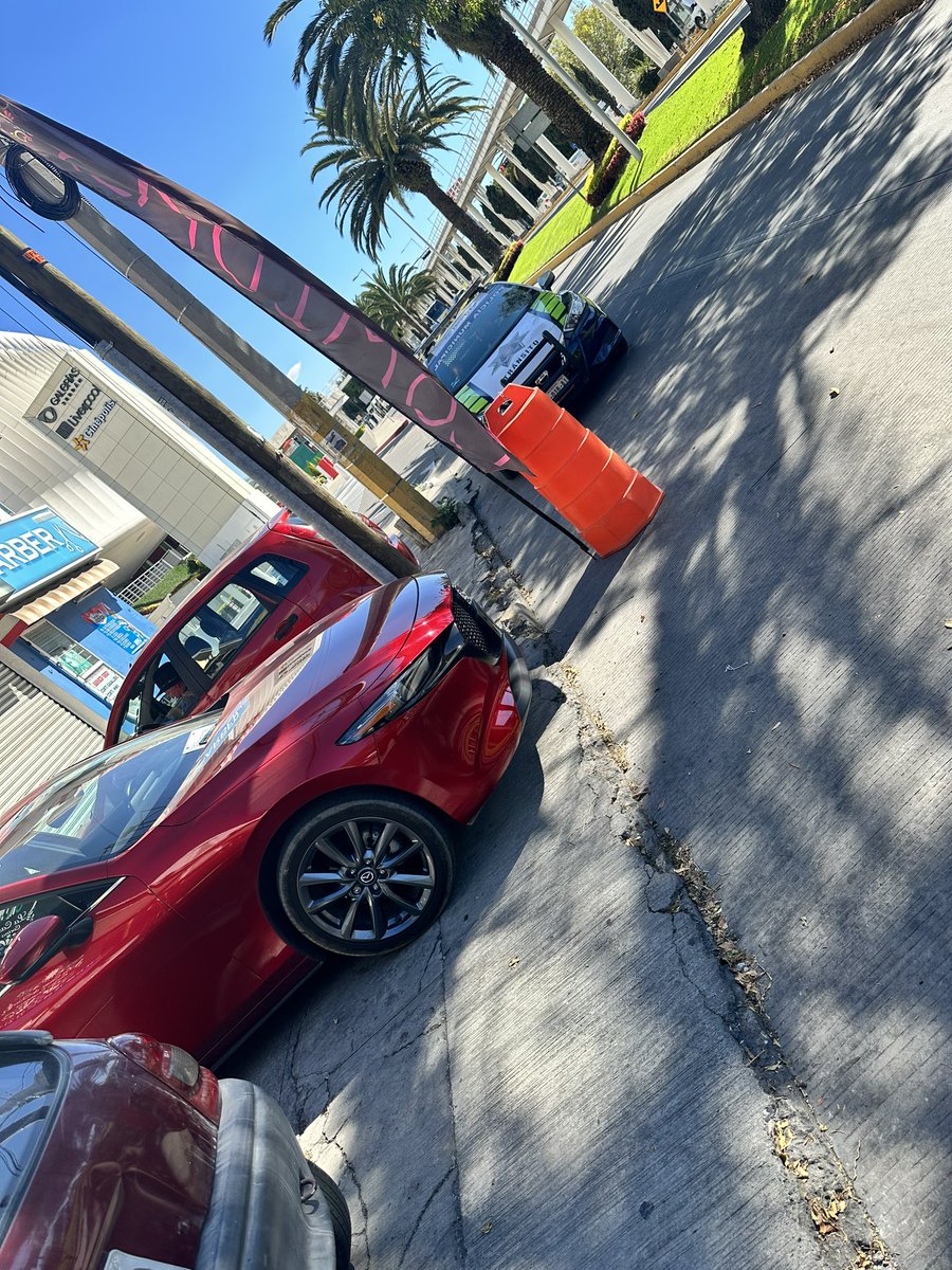 SOY_ORTTEGA's tweet photo. @dirtransitopue tus agentes quitando placas a autos estacionados en lugares registrados como “estacionamiento”. https://t.co/edZl7d3Fq1