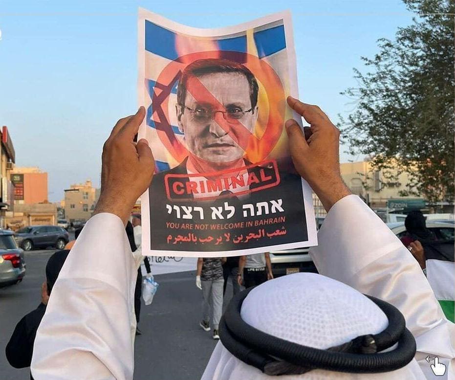 FreePal237's tweet photo. “Get out of #Bahrain”
“Normalisation is treason”
“We shall never accept humiliation”

Bahraini people protest against #Israeli president Isaac Herzog visit to #Manama and normalisation of relations with Israeli occupation.
#FreePalestine https://t.co/3qY73zt0WZ