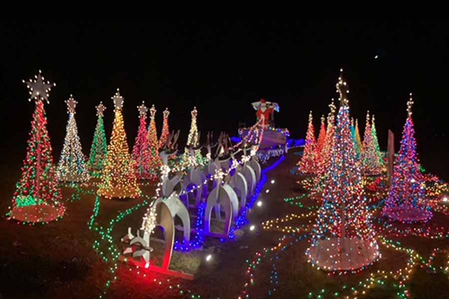 OuterBanksVoice's tweet image. OBX must-see Christmas houses  
The Hoods of Grandy
(Part of a continuing series)
By Michelle Wagner | Outer Banks Voice
outerbanksvoice.com/2022/12/05/obx…