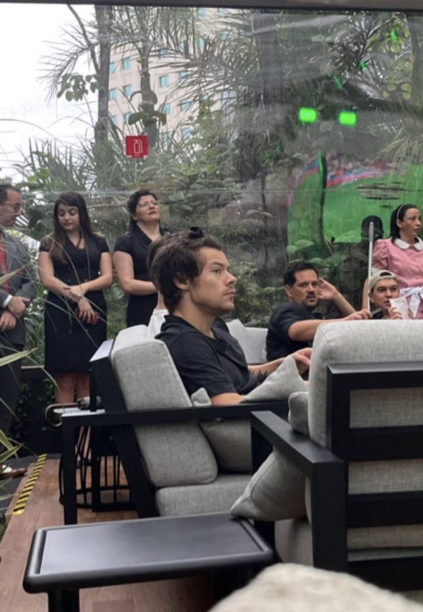 centralhshq's tweet photo. MUITO BRASILEIRO! Harry assistindo ao jogo Brasil X Coréia em São Paulo! https://t.co/2jjxiX14hE