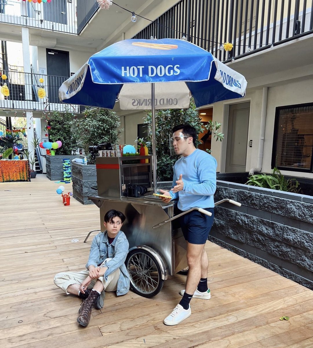 1660Vine's tweet photo. Just two hot dogs hanging out in Hollywood 😅 https://t.co/nVaIiajBEm
