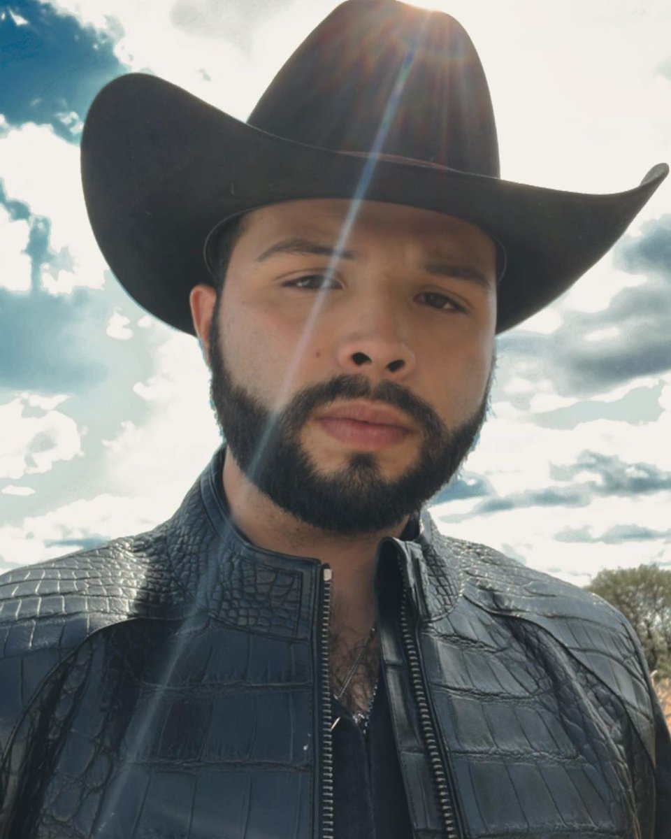 LAguilarOficial's tweet photo. Grabando video… qué tal mi look?! https://t.co/ni1vVMuCSS