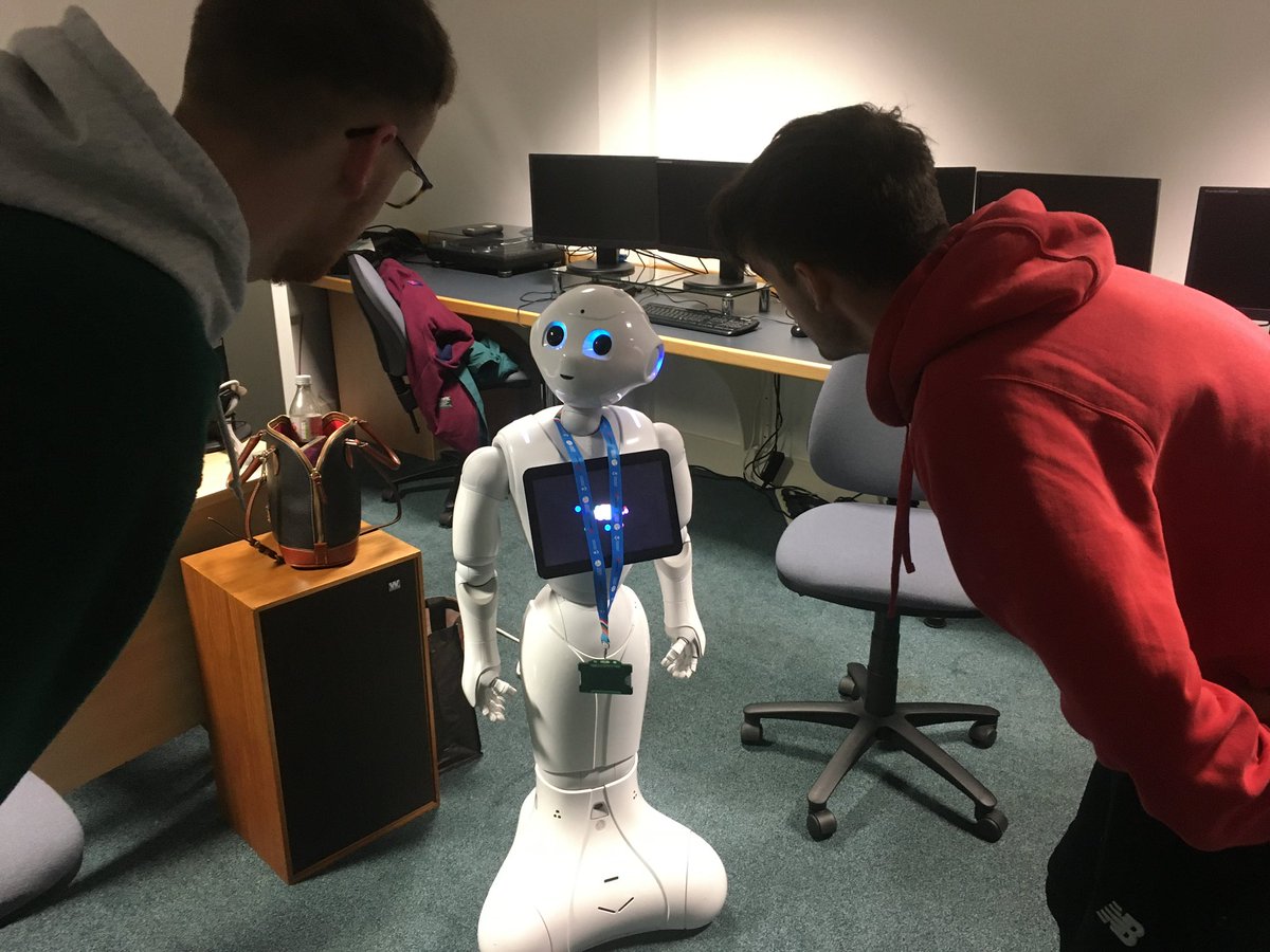 Intro to interviewing Robots anyone? The things we do to keep our #MARadioAudioPodcasting up to the minute! Thanks @ProfessorYitka for bringing Pepper to class; we look forward to new ways to podcast AI education/engagement soon! @LeeHallTweets @richardberryuk @UoSResearch