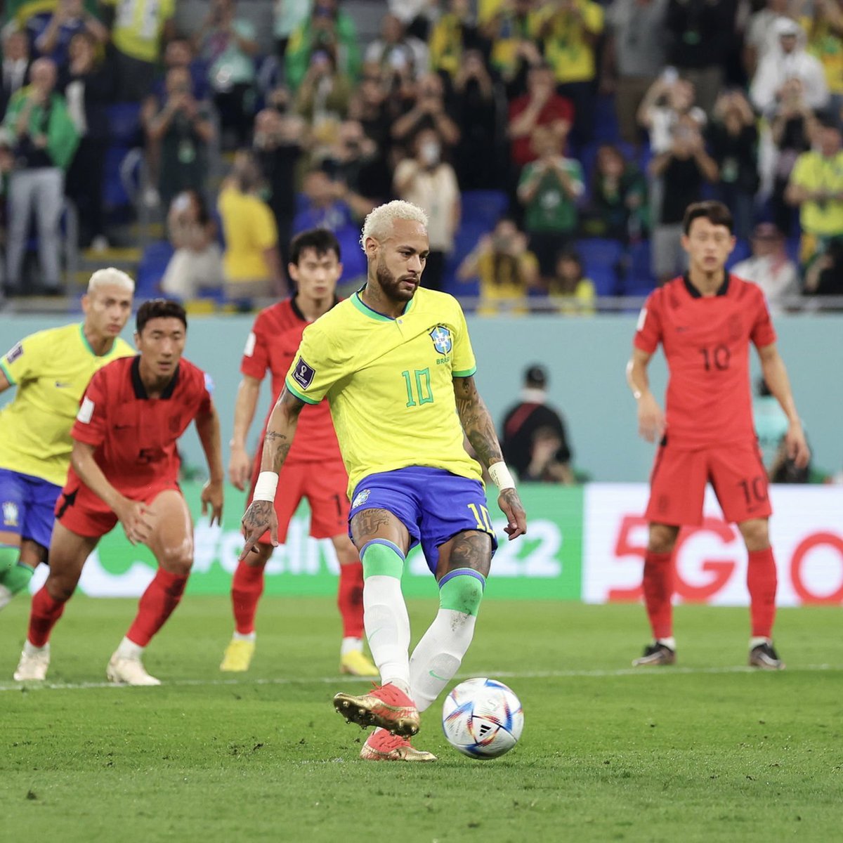 Is Neymar a Brazilian legend already? 👇🏽👇🏽 . Follow @pulsesportsnigeria  for more World Cup updates . #pulsesportsmatchday…