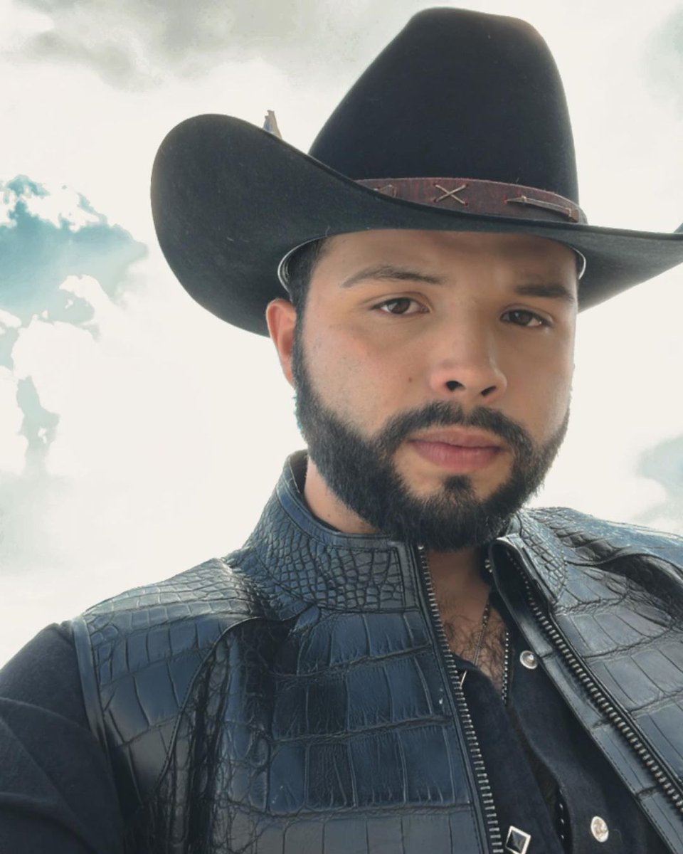 LAguilarOficial's tweet photo. Grabando video… qué tal mi look?! https://t.co/ni1vVMuCSS