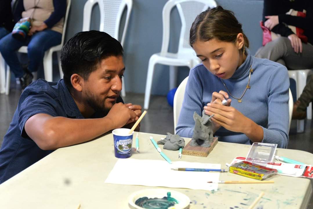 UEGuatemala's tweet photo. Finalizamos las actividades de la #UEenFilgua 🇪🇺 con el mini taller de acuarela y escultura con los artistas Mauro Yojcóm y Walter C. Castillo, dos de los creadores del mural #Trascendencia

Agradecemos a quiénes participaron y aprendieron más sobre la #UE a través del arte. https://t.co/SRKeEHLYYM