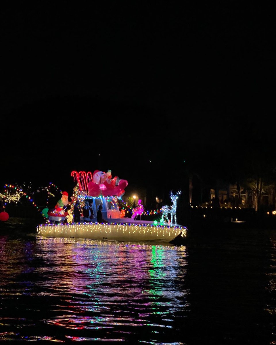 Remax_FLRealtor's tweet photo. The boat parade is one of our favorite holiday events and it did not disappoint ❤️🎄🎅🏼 https://t.co/YWOcvTQmSa
